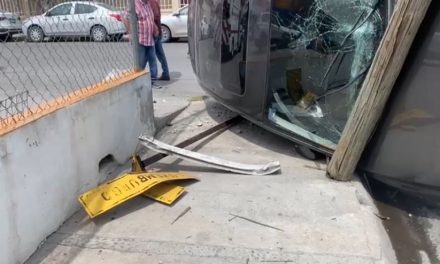 No respeta el alto y provoca choque y volcadura en colonia Virreyes de Saltillo