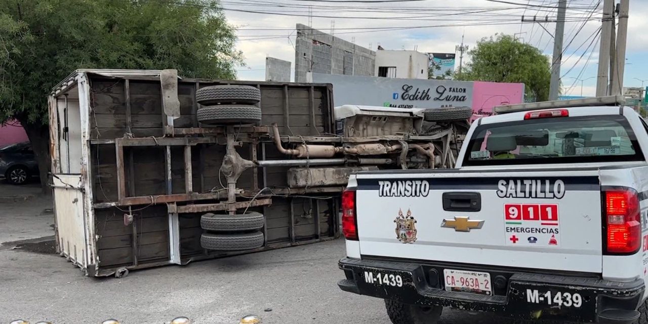 Camión de caguamas se vuelca en Saltillo