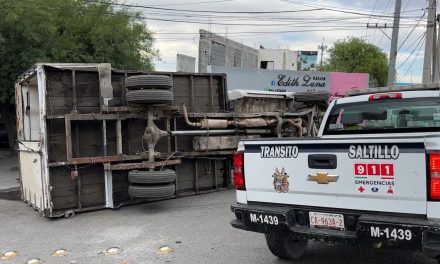 Camión de caguamas se vuelca en Saltillo