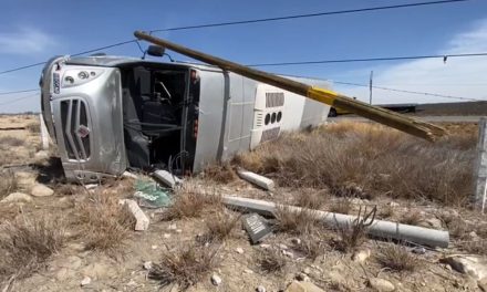 Mujer pierde el control de su autobús de pasajeros y vuelca sobre la carretera Monclova