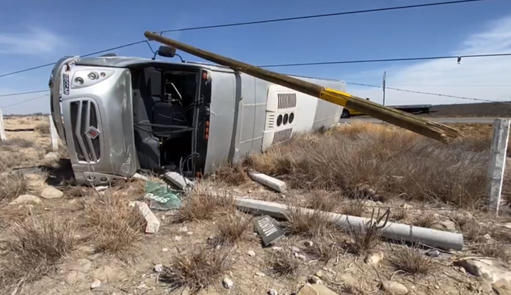 Mujer pierde el control de su autobús de pasajeros y vuelca sobre la carretera Monclova