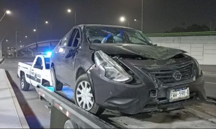 Vuelca al chocar con el muro lateral sobre periférico LEA en Saltillo