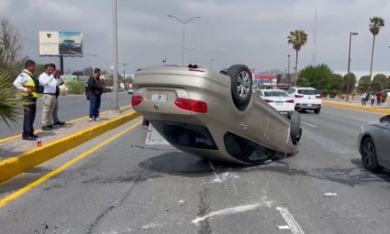 Saltillo: Vuelca en pleno V. Carranza; conducía a exceso de velocidad