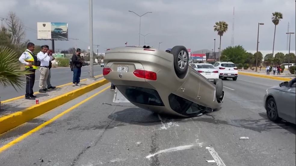 Saltillo: Vuelca en pleno V. Carranza; conducía a exceso de velocidad