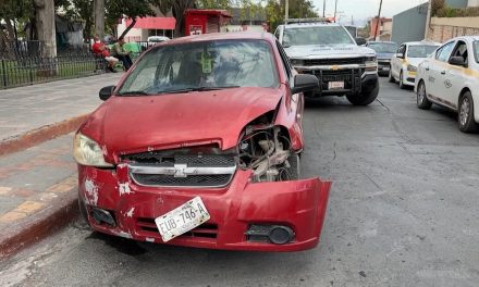 Mujer termina lesionada tras choque en el centro de Saltillo
