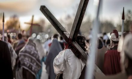 Clima no detiene representación de Viacrucis en Palaú