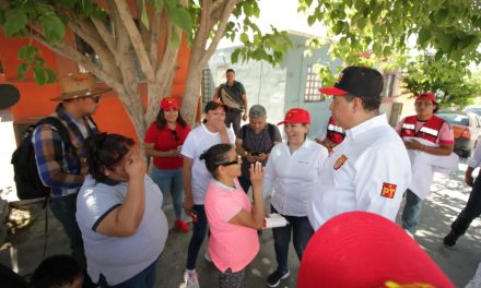 Recorre Ricardo Mejía la colonia Mirasierra, en Saltillo