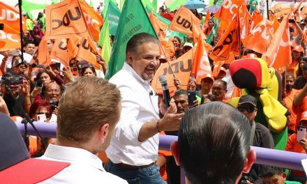 Lenin Pérez se reúne con equipos de campaña