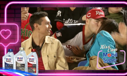 ¿Qué pasó ahí? Besa al hombre sentado atrás en la ‘Kiss Cam’ de estadio (video)