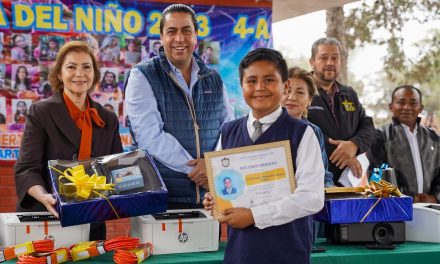 Supervisa Chema Morales entrega de apoyos a estudiantes de Ramos Arizpe