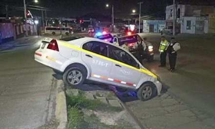 Se le acaba la calle a taxista de Saltillo y se queda a nada de sufrir una volcadura