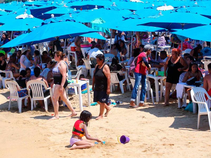 Ejecutan a sujeto en playa de Acapulco ante cientos de turistas