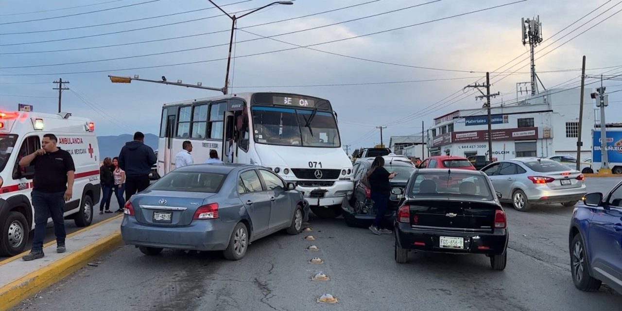 Transporte de personal se lleva de encuentro a tres autos al sur de Saltillo