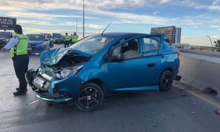 Acelerado conductor provoca choque y caos vial en el Nazario Ortiz Garza