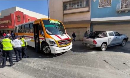 Saltillo: ‘Peri’ ignora el rojo del semáforo,  se lleva de lleno una camioneta y lo impacta contra negocio