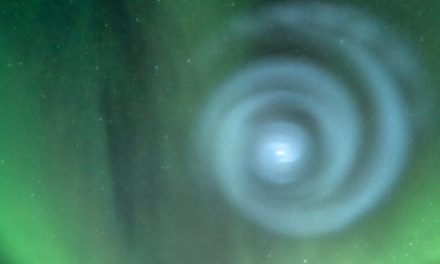 Avistan misteriosa espiral en forma de galaxia sobre el cielo de Alaska