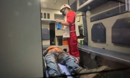 Joven se apuñala tras discusión con su pareja en el centro de Saltillo