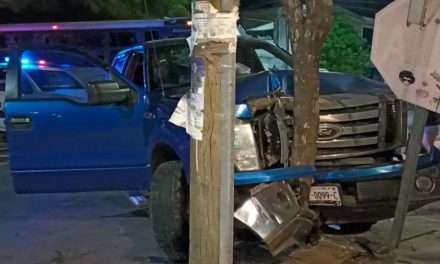 Se estrellan contra árbol en la Saltillo 2000, hubo dos personas lesionadas