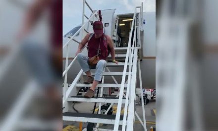 Video: Atleta paralímpica tuvo que bajar ‘ a sentones’ del avión en  Veracruz por falta de rampa