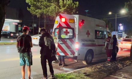 Menor se cruza V. Carranza corriendo y sin precaución y termina atropellado