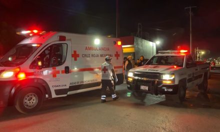Camioneta provoca choque y un atropellamiento al oriente de Saltillo
