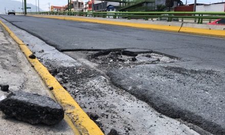 Siguen apareciendo baches peligrosos por diversas calles de Saltillo
