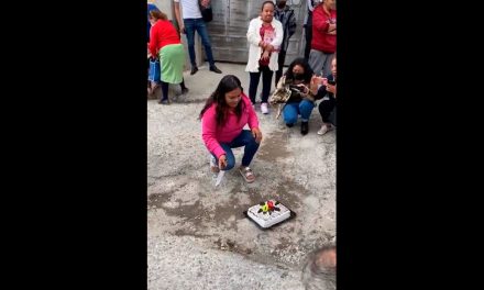 Celebran con pastel y mañanitas los 20 años de un bache en Pachuca