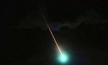 Meteoro ilumina el cielo de Nuevo León y llueven teorías en redes sociales
