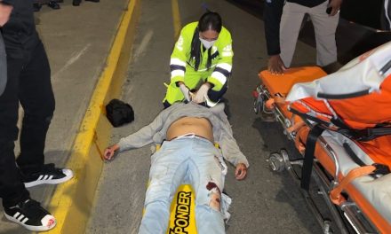 Joven cae aparatosamente de una moto en Saltillo y sufre lesiones de consideración