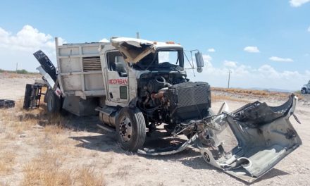 Chocan dos unidades pesadas: el operario de un tráiler se dio a la fuga, en Parras