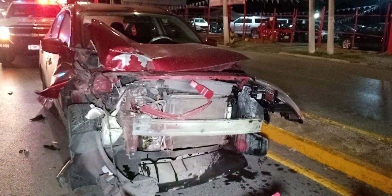 Conductor choca por transitar a exceso de velocidad en Saltillo