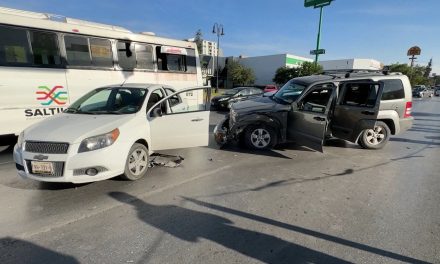 Saltillo: Se genera caos en V. Carranza tras un choque múltiple