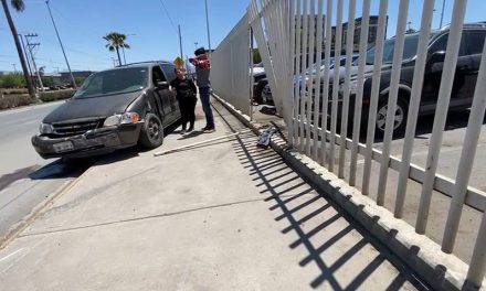Mujer destruye su camioneta contra la barda de un hospital en Saltillo