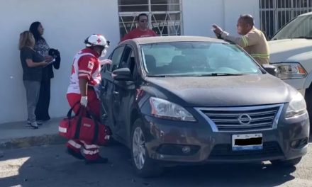 Se pasa el alto y la chocan: una persona lesionada en colonia San Ramón de Saltillo