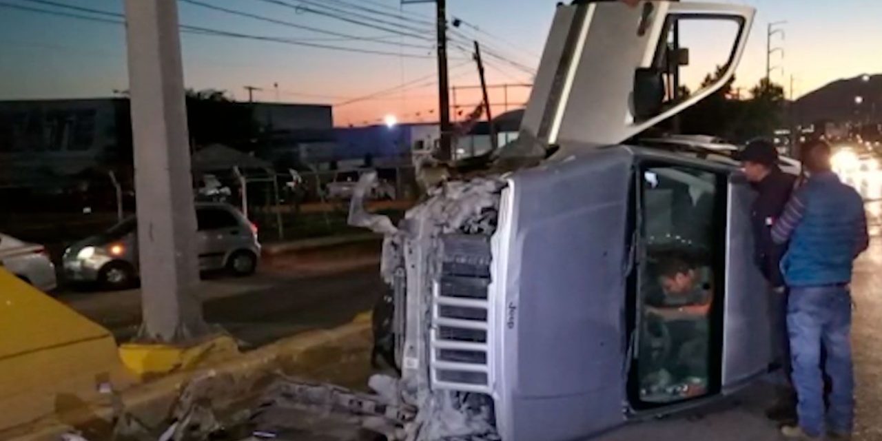 Saltillo: Condutor se quedó dormido al volante y volcó su camioneta tras impactar el camellón