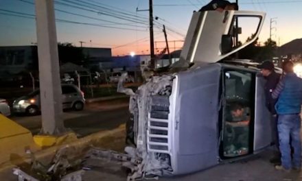Saltillo: Condutor se quedó dormido al volante y volcó su camioneta tras impactar el camellón