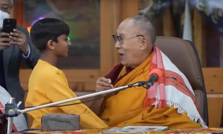 Dalai Lama pide disculpas por pedirle a niño que le chupe la lengua