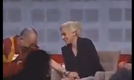 Video: Recuerdan el momento en que el Dalai Lama empezó a ‘toquetear’ a Lady Gaga