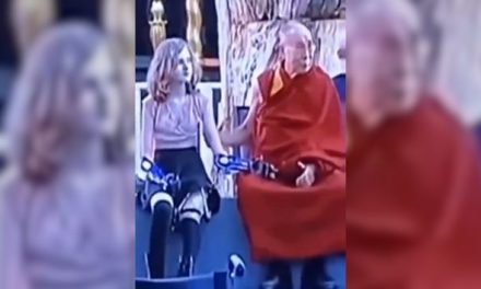 Video: Dalai Lama vuelve a estar en medio de la polémica por tocar indebidamente a una niña