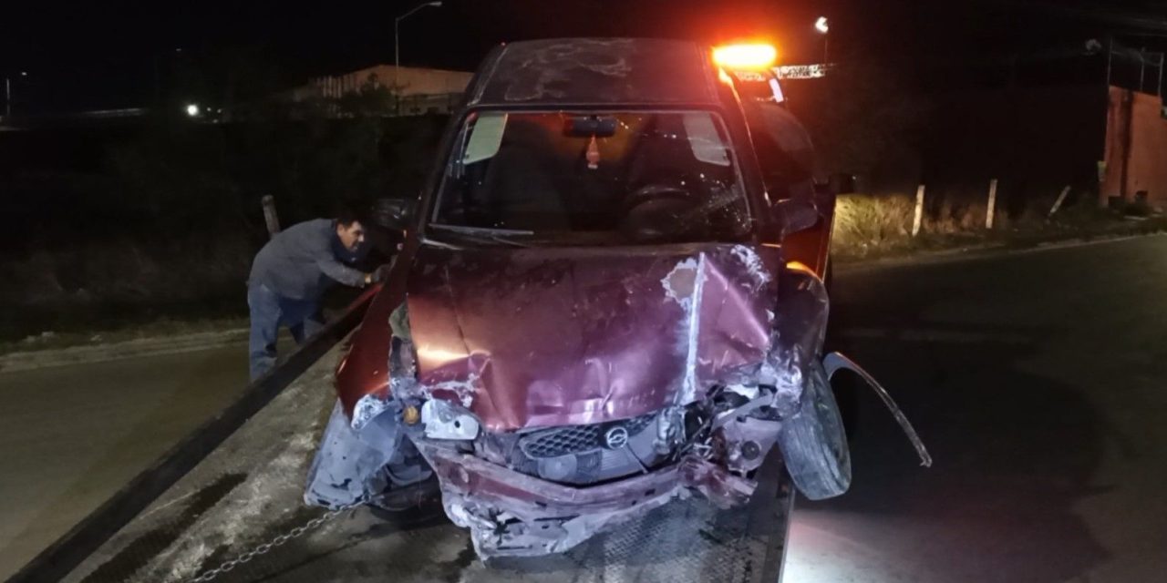Saltillo: Conductor se ensarta contra poste de concreto y abandona su auto