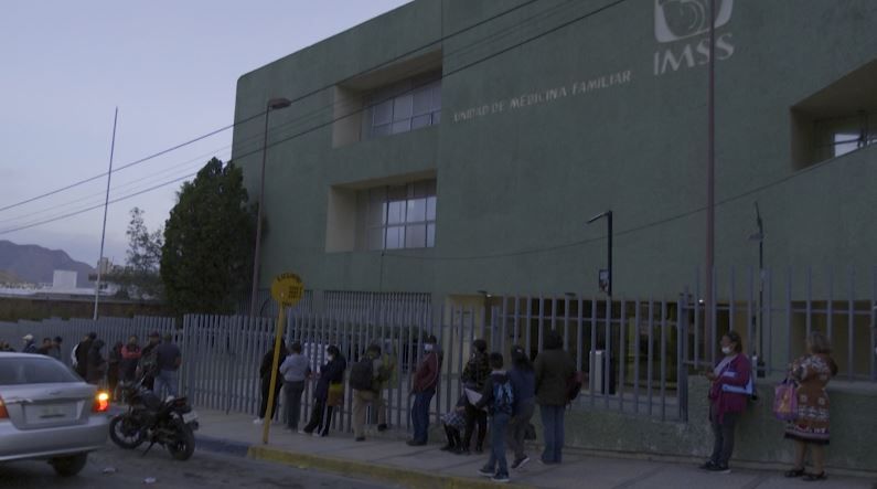 Saltillo: Esperan horas al exterior de Clínica 73 del IMSS para ser atendidos