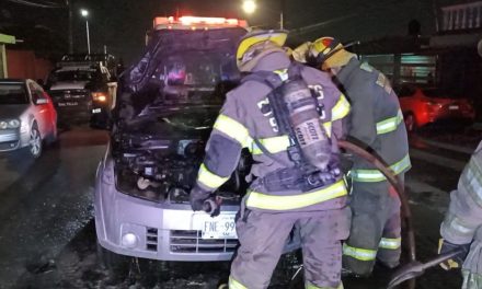 Falla mecánica hace arder a un automóvil en Saltillo