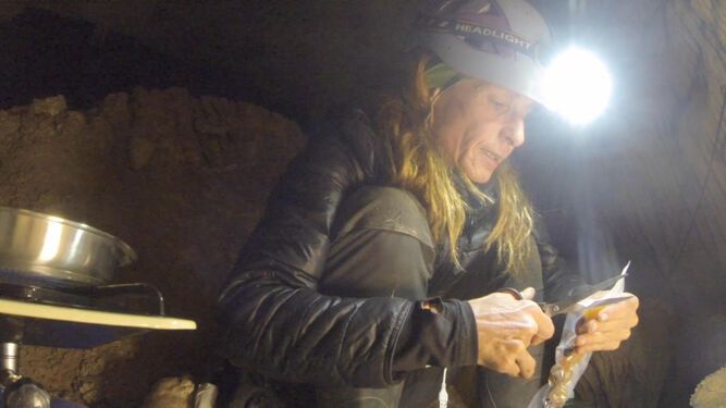 Entre alucinaciones: Beatriz Flamini bate récord mundial al estar 500 días en una cueva