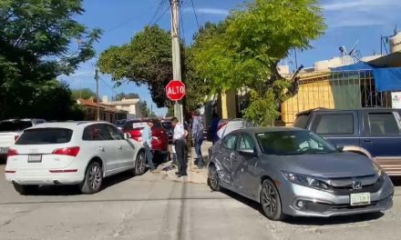 Mujer ignora señal de alto y provoca accidente en Praderas