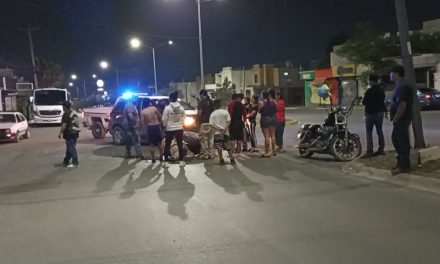 Saltillo: Ebrio conductor provoca accidente contra motociclista y al escapar ‘se estampa’ con auto estacionado