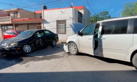 Ignora alto y causa accidente en la colonia Virreyes Residencial de Saltillo