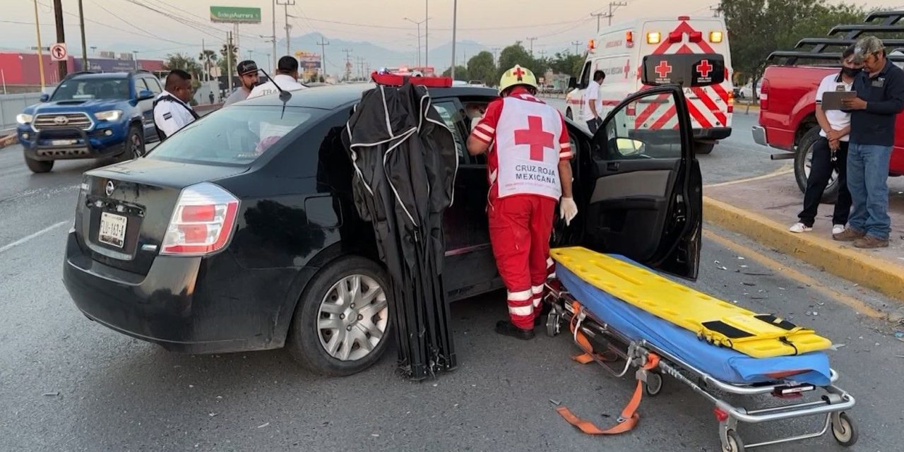 Mujer desconoce vialidades y ocasiona un accidente sobre Periférico LEA