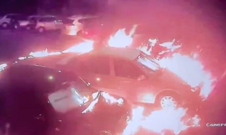 Video: Hombres encapuchados incendian seis vehículos estacionados en Morelia
