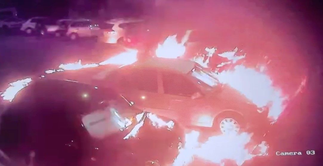 Video: Hombres encapuchados incendian seis vehículos estacionados en Morelia