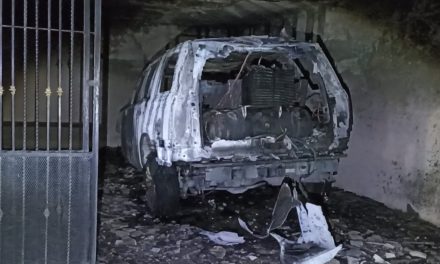 Incendio consume camioneta al norte de Saltillo